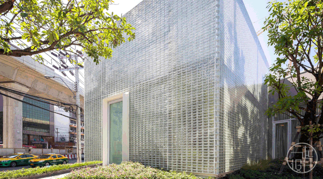 用 2 万块玻璃砖造的售楼处，连室内装修都省了！